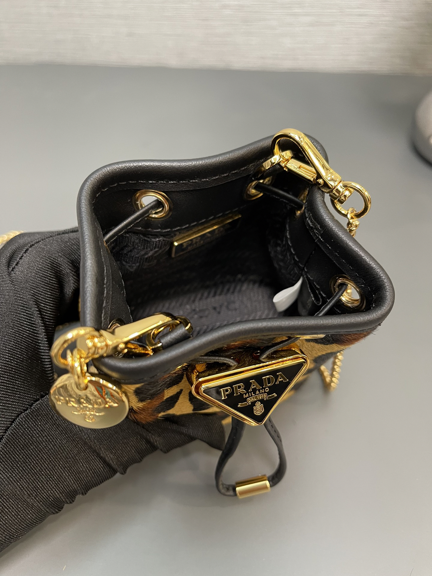 プラダ「Prada」レオパードプリント ボトルバッグ  ミニバッグ