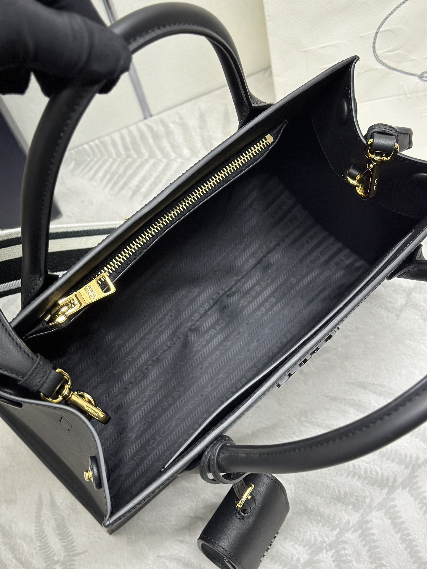 プラダ「Prada」アップグレード ラージトートバッグ（テキスタイルストラップ）