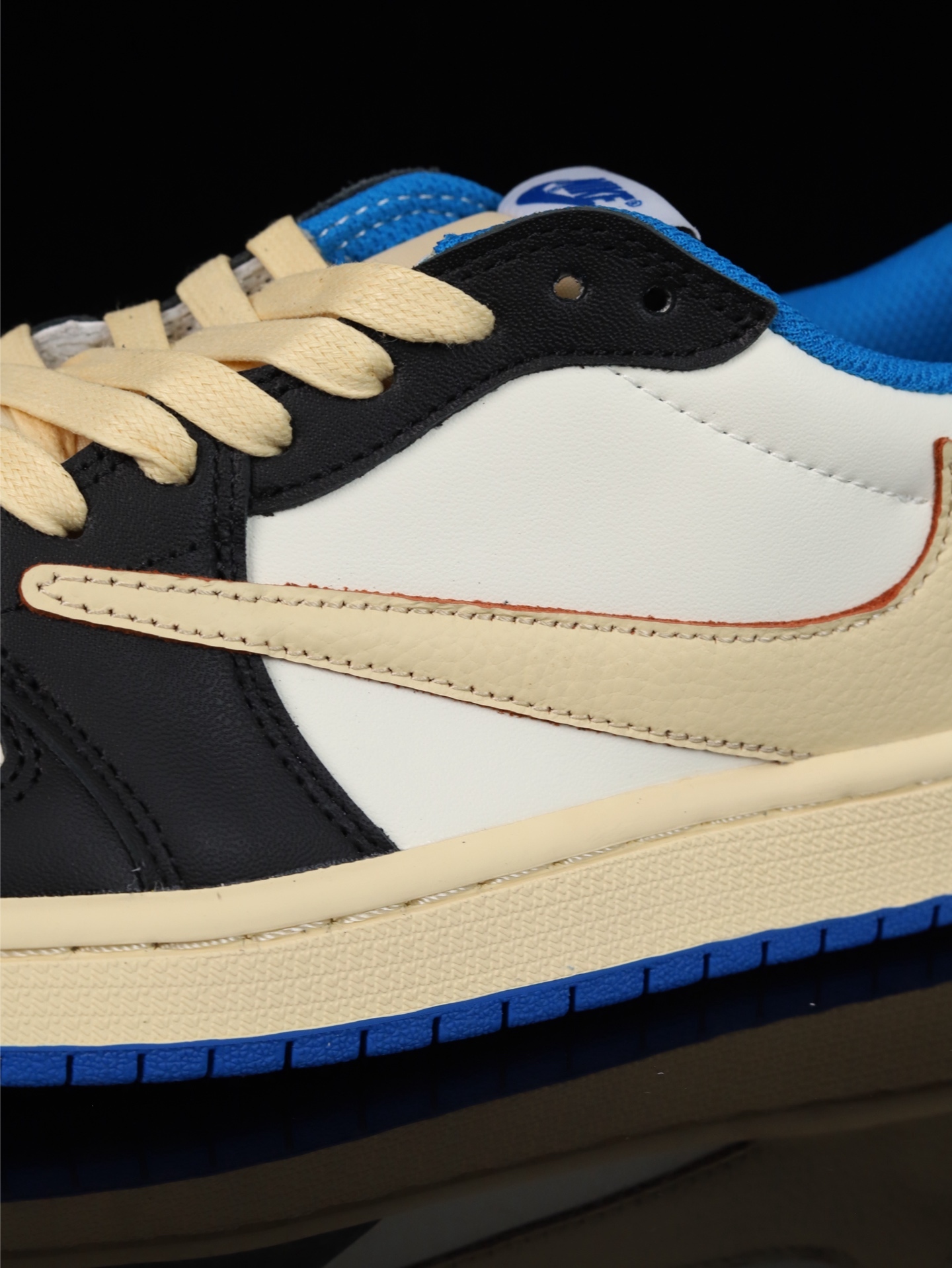 【日本未発売モデル】Nike Air Jordan 1 Low x Travis Scott「Reverse Mocha」シューズ