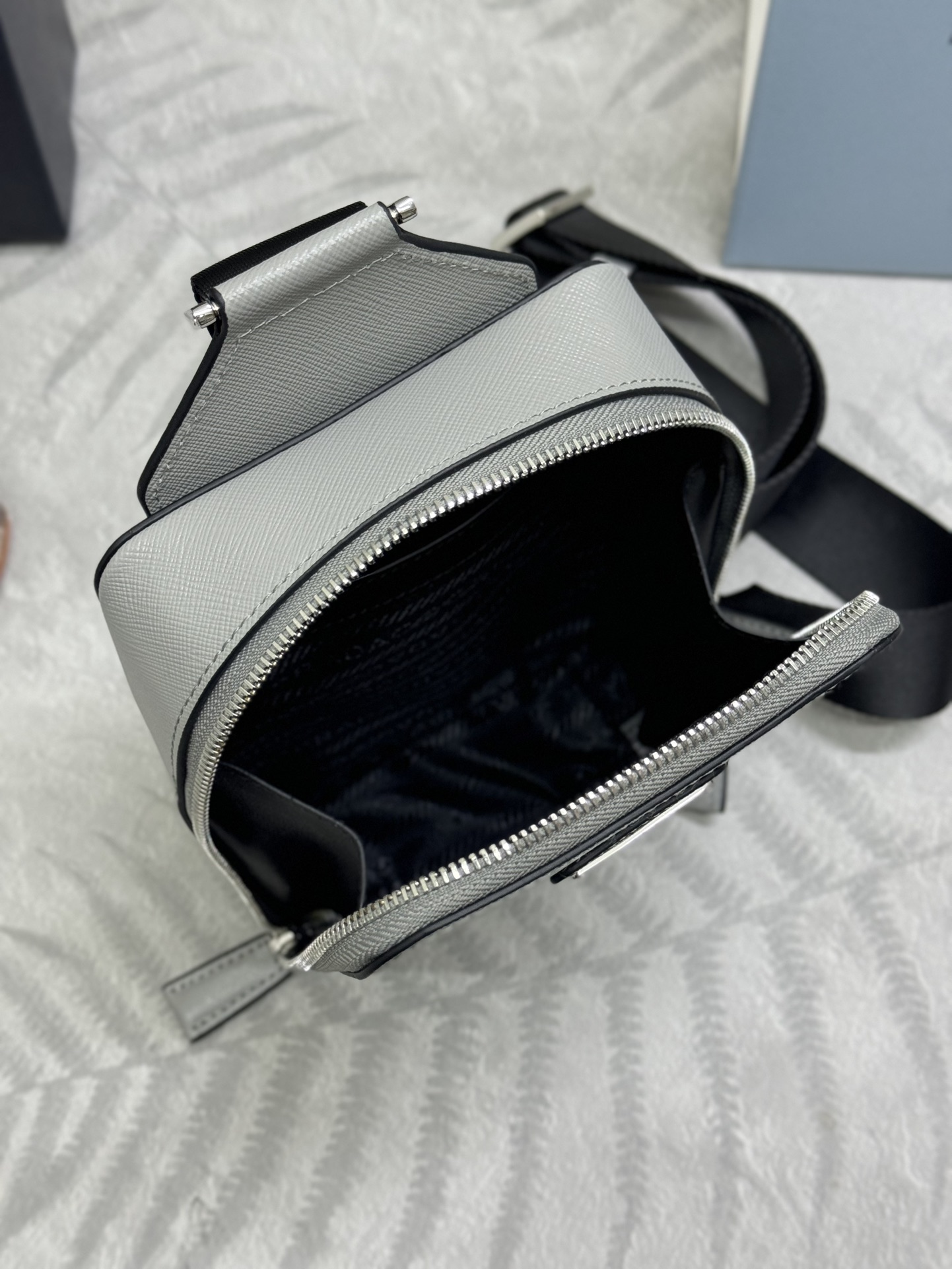 プラダ「Prada」クロスグレインレザー チェストバッグ