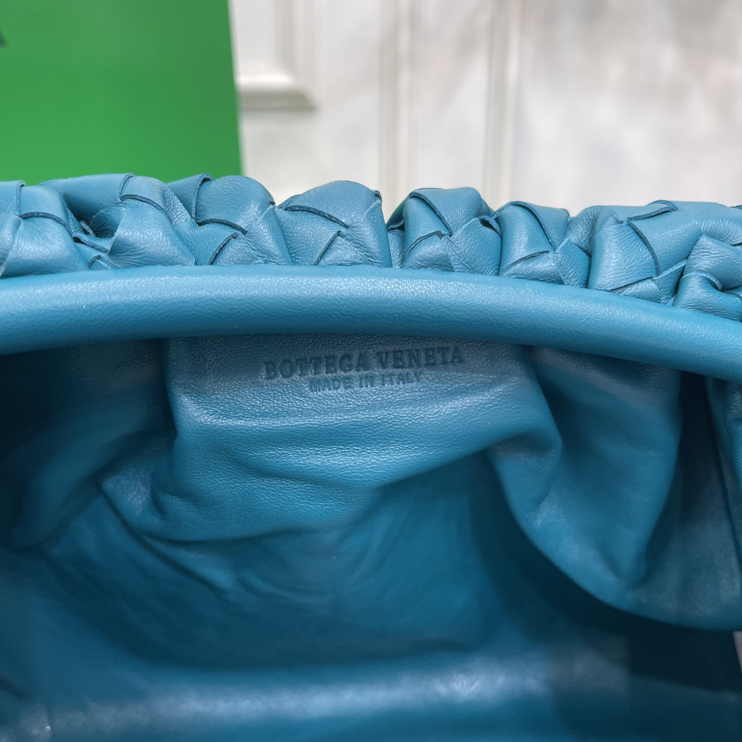 ボッテガ・ヴェネタ「Bottega Veneta」 パウチ ラージクラッチバッグ