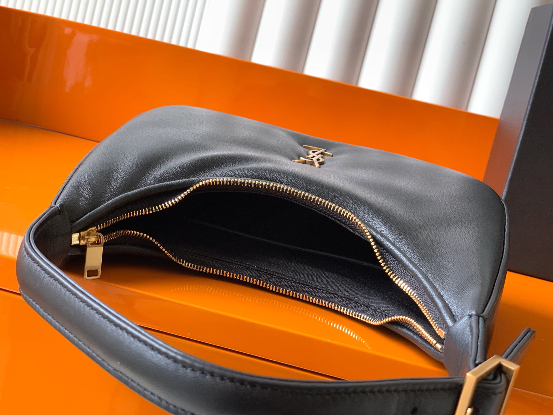 サンローラン「Saint Laurent」CALYO ミニ エンボス加工 ラムレザー ホボバッグ 20×12×5cm