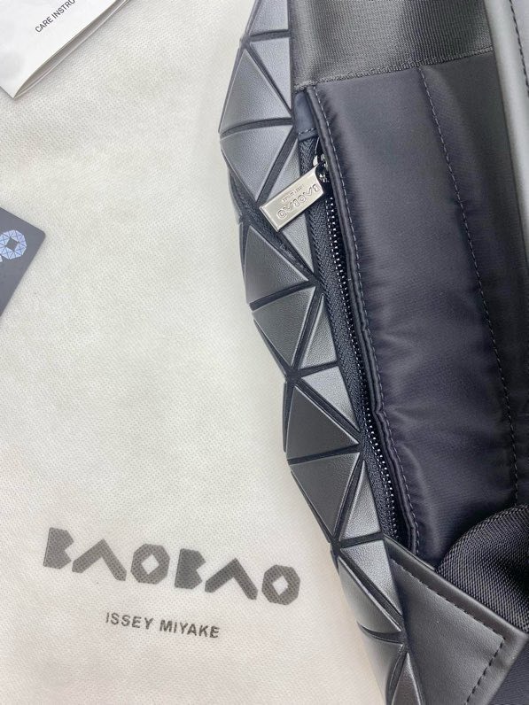 イッセイ・ミヤケ「Issey Miyake」スタイリッシュリュックサック