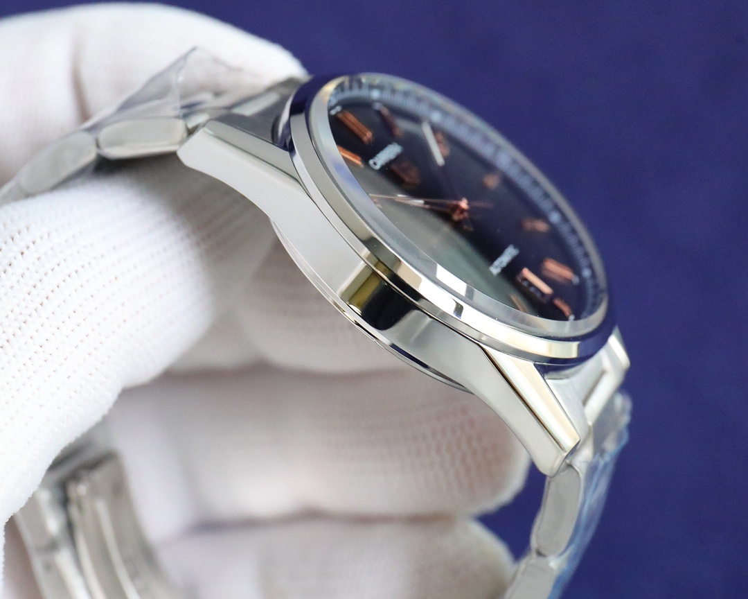 タグ・ホイヤー「TAG Heuer」 カレラ クロノグラフ カレンダー メンズウォッチ40MM