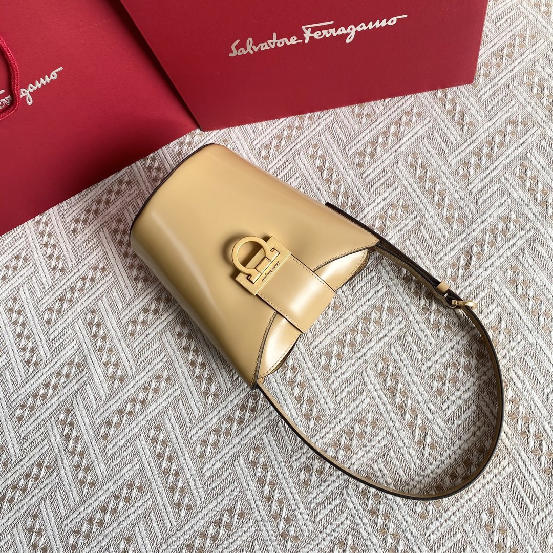 フェラガモ「Ferragamo」トリフォリオ ハイブリッドショルダーバッグ