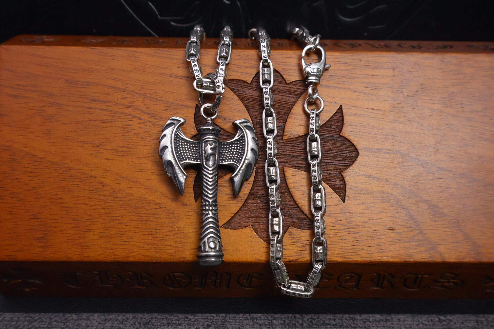 クロムハーツ「Chrome Hearts」のクラシックネックレス - 日常に上品なアクセントを添えるユニセックスモデル