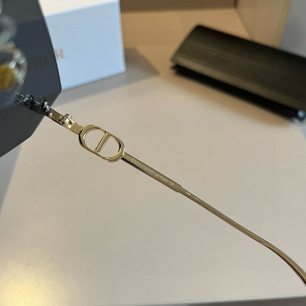 ディオール「Dior」So Real サングラス