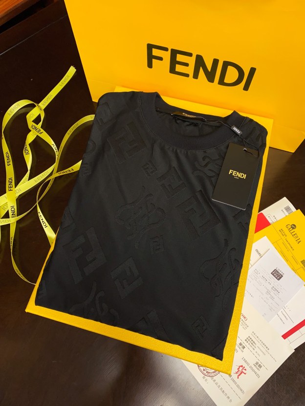 フェンディ「Fendi」エンボス刺繍ロゴ ショートスリーブTシャツ