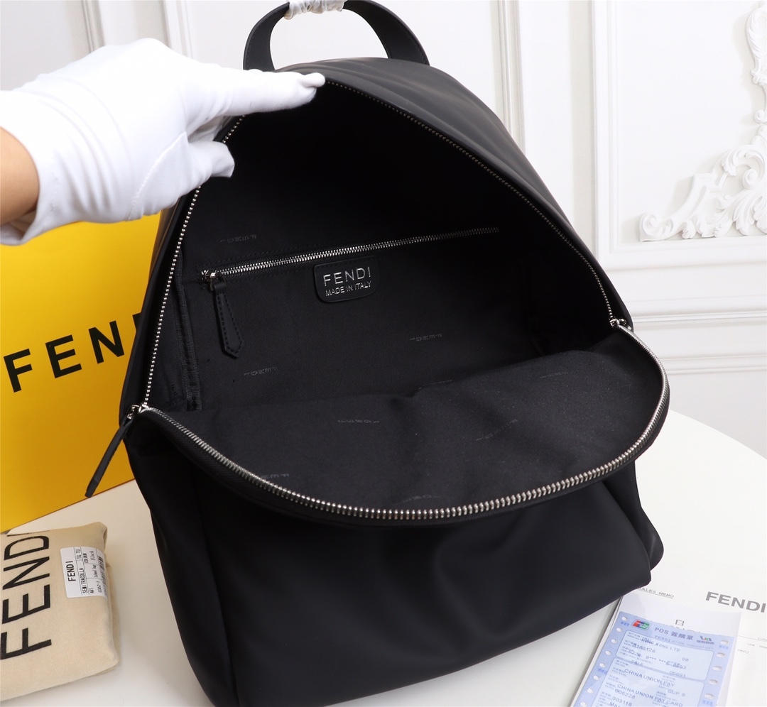 フェンディ「Fendi」 メンズ ラージバックパック