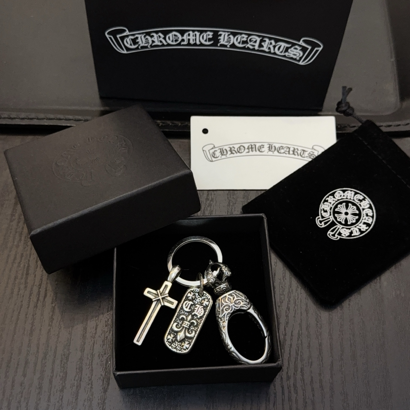クロムハーツ「Chrome Hearts」クロスペンダントキーホルダー - 精巧なハンドメイド、アンティークシルバー彫刻、ヴィンテージパンクスタイル