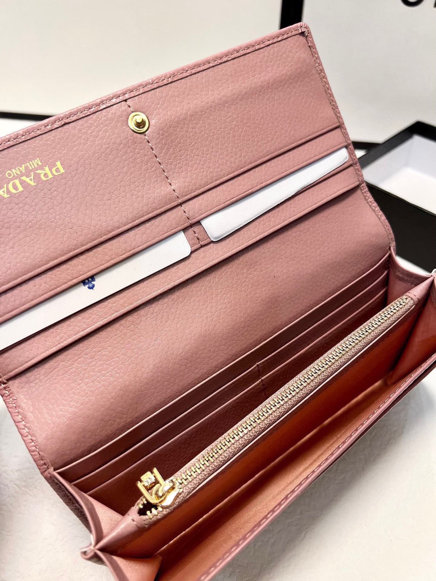プラダ(Prada) レディース財布 2色