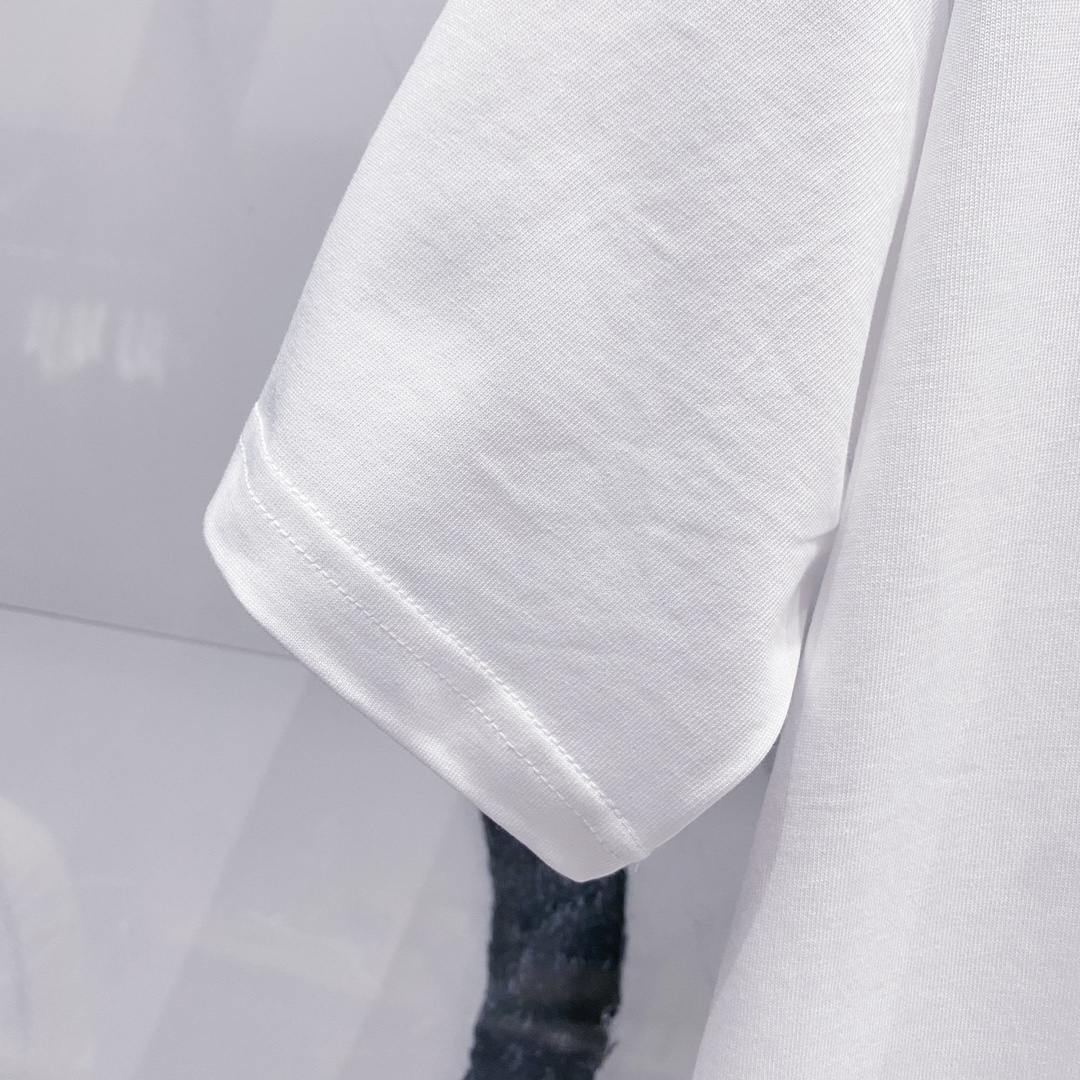 ヴェルサーチ「Versace」クルーネックTシャツ レトロゴールドグラフィティロゴプリント