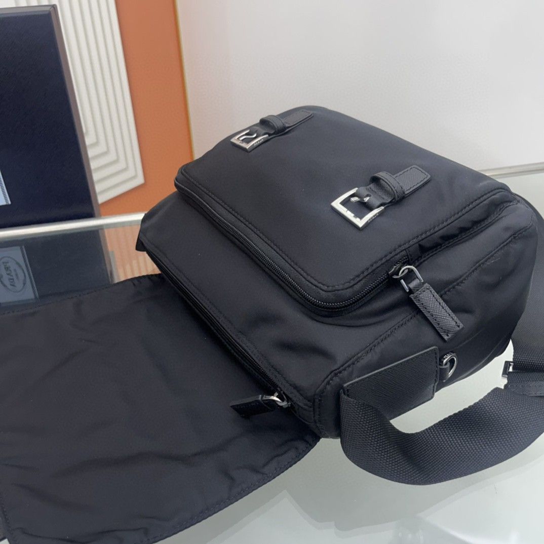 プラダ「Prada」サフィアーノ レザー メッセンジャーバッグ