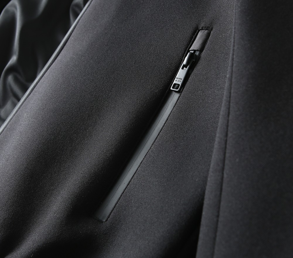 プラダ「Prada」秋冬 フード付きアウター