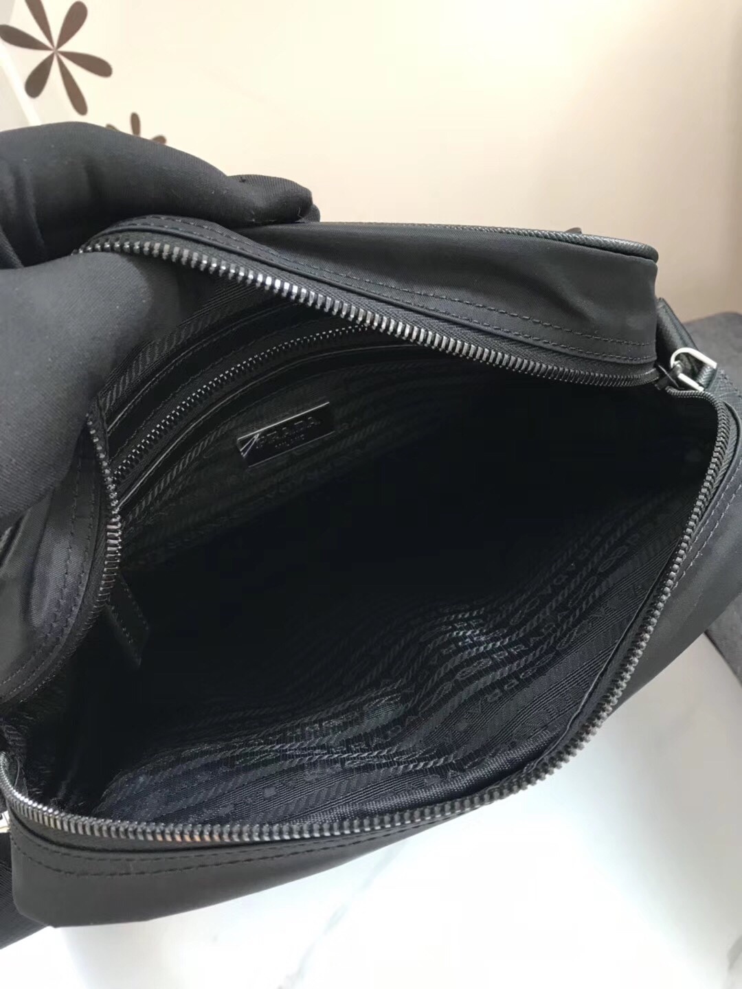 プラダ「Prada」パラシュートメッセンジャーバッグ