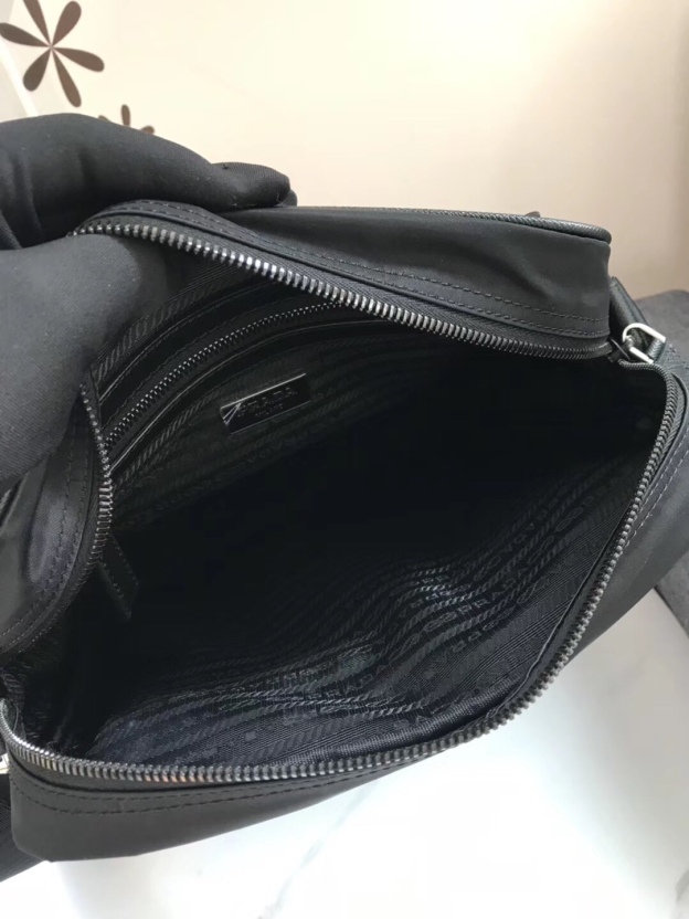 プラダ「Prada」パラシュートメッセンジャーバッグ