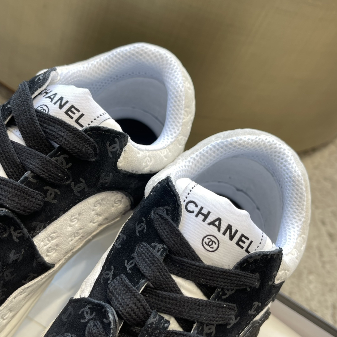 シャネル「Chanel」2022/23クルーズコレクション エンブロイダード スニーカー