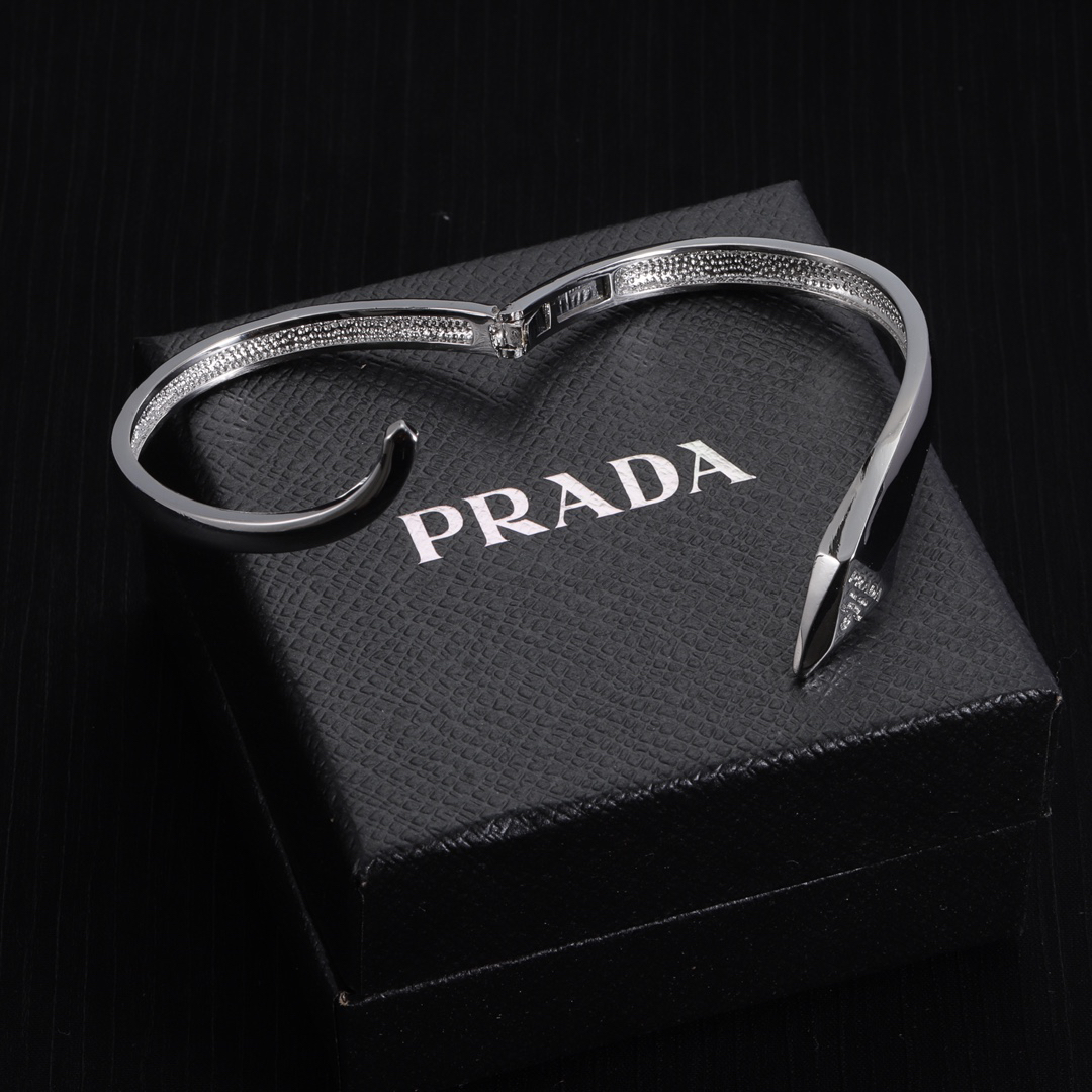 プラダ「Prada」プラダ アシンメトリー メタル ブレスレット