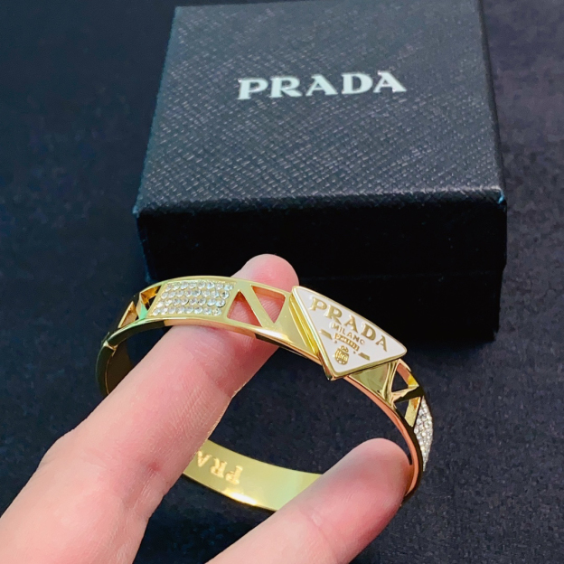 プラダ「Prada」プラダ ブラック＆ホワイト トライアングル ダイヤモンド ブレスレット