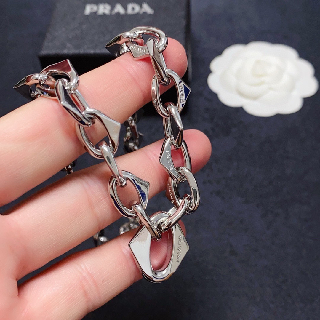 プラダ「Prada」 Symbole トライアングルチェーンネックレス