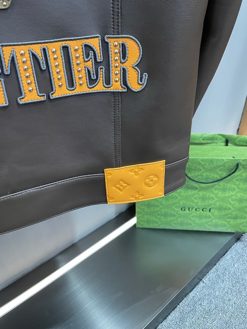 ルイ・ヴィトン「Louis Vuitton」羊の皮のコート