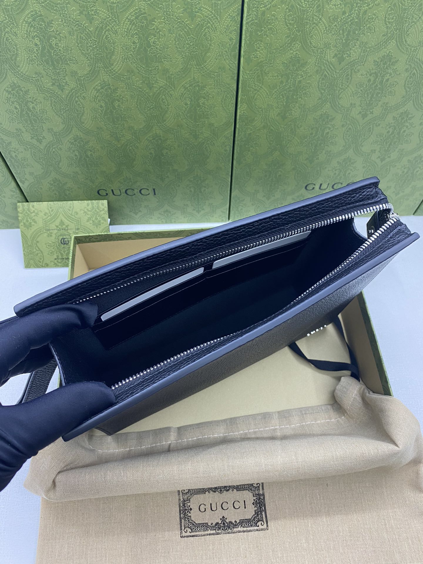 グッチ「Gucci」メンズ クラシック レザー ポシェット ウィズ リムーバブル リストストラップ