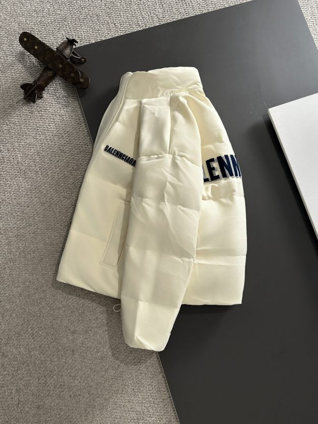 バレンシアガ「Balenciaga」‌2024秋冬最新バーチカルネックダウンジャケット