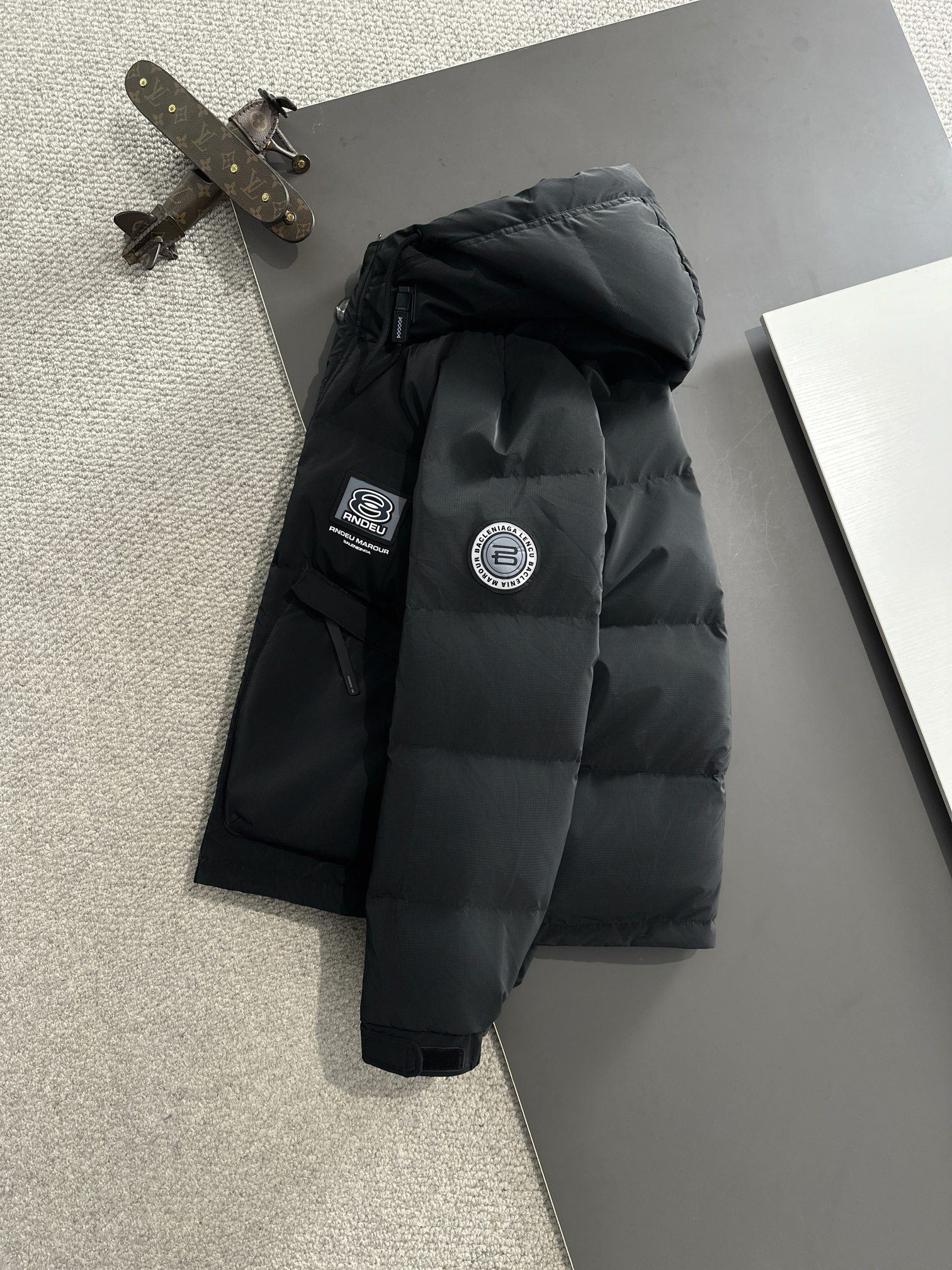 バレンシアガ「Balenciaga」‌2024秋冬最新ダウンジャケット