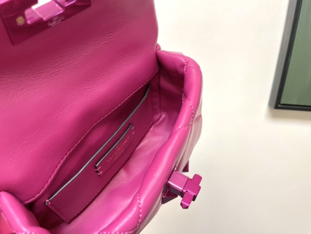 ヴァレンティノ「Valentino」ガラヴァーニ ローマン スタッド レザー ショルダーバッグ