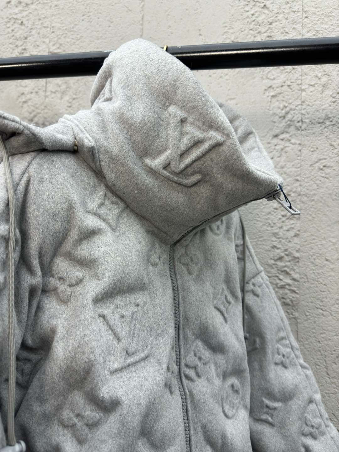 ルイ・ヴィトン「Louis Vuitton」MONOGRAM 浮き彫りエンボス加工ダウンジャケット