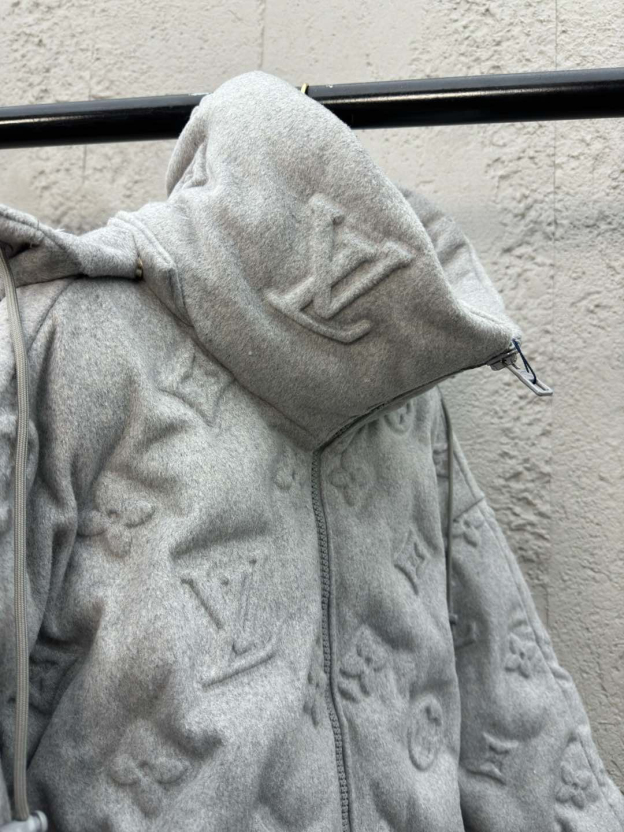 ルイ・ヴィトン「Louis Vuitton」MONOGRAM 浮き彫りエンボス加工ダウンジャケット