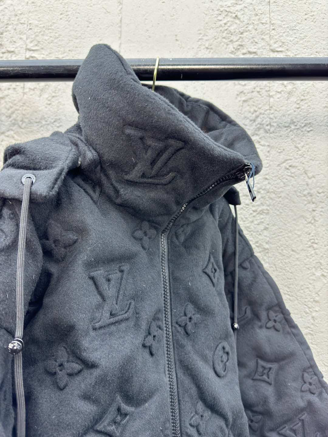 ルイ・ヴィトン「Louis Vuitton」MONOGRAM 浮き彫りエンボス加工ダウンジャケット