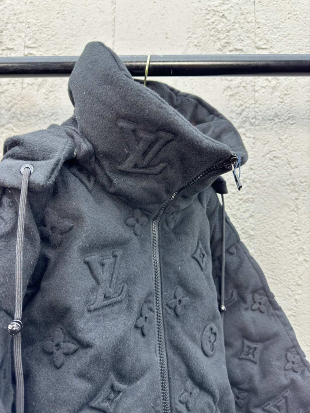 ルイ・ヴィトン「Louis Vuitton」MONOGRAM 浮き彫りエンボス加工ダウンジャケット