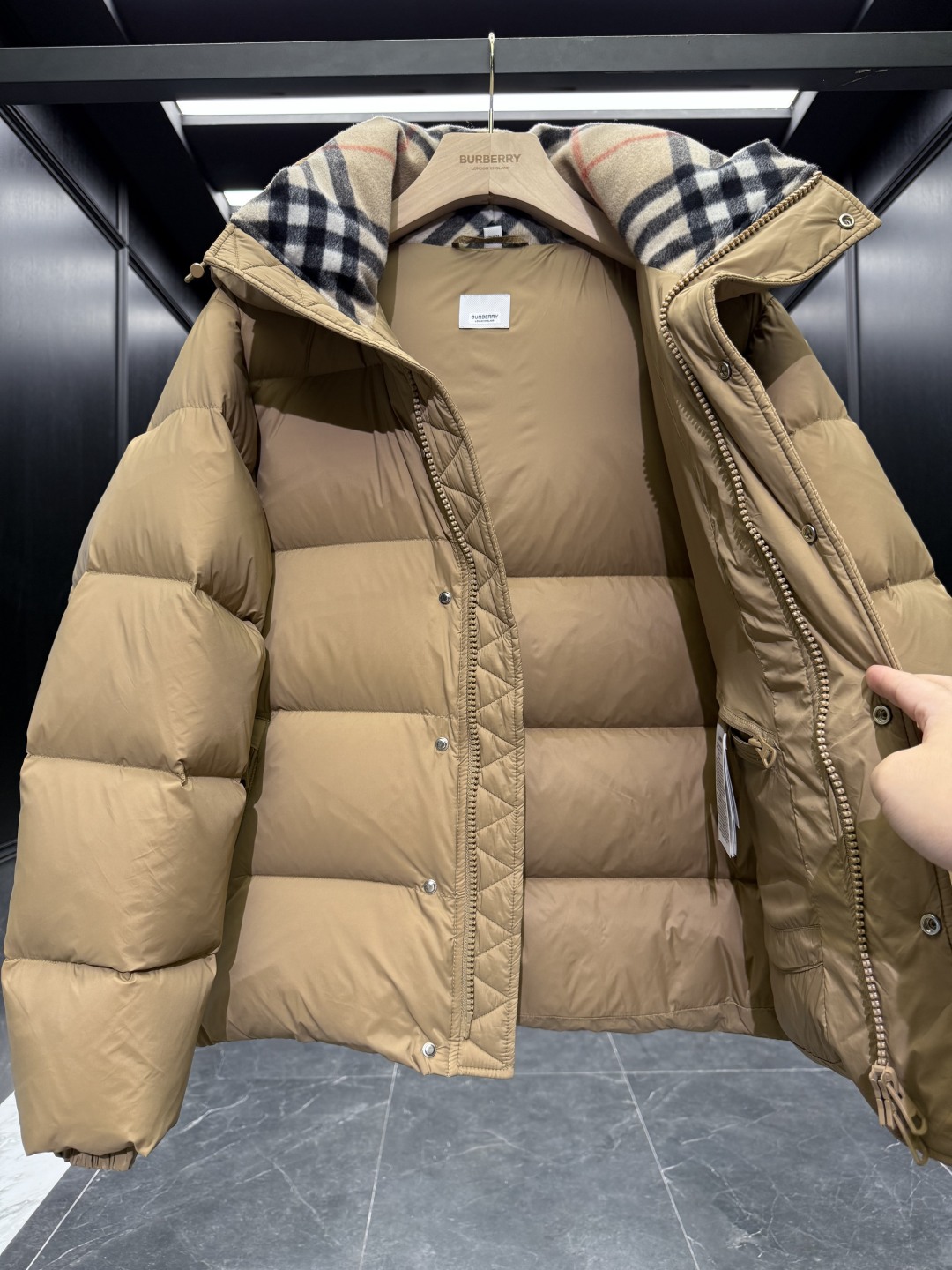 バーバリー「Burberry」クラシックウールチェックカラーナイロンダウンジャケット