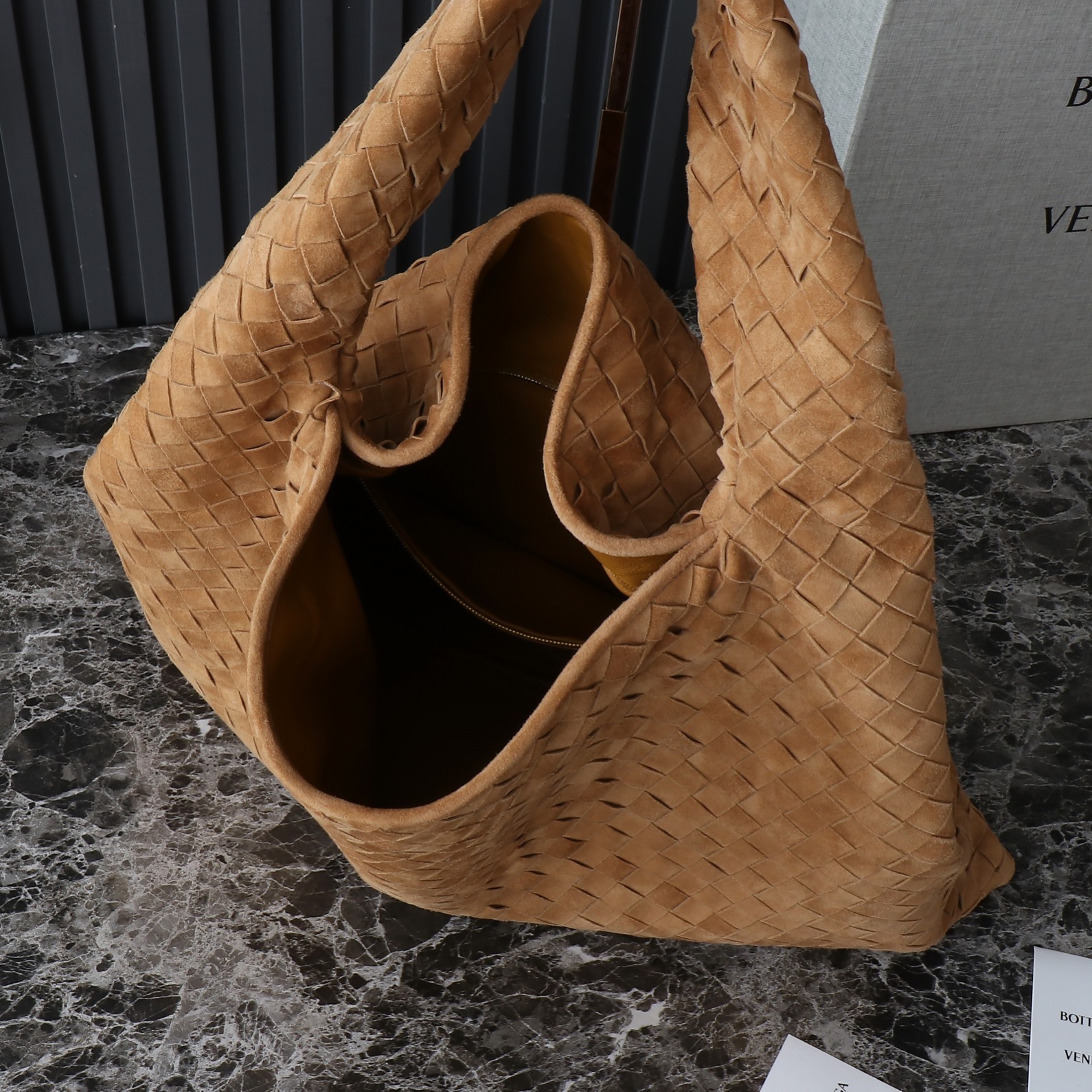ボッテガ・ヴェネタ「Bottega Veneta」2025年 Hop ラージトートバッグ