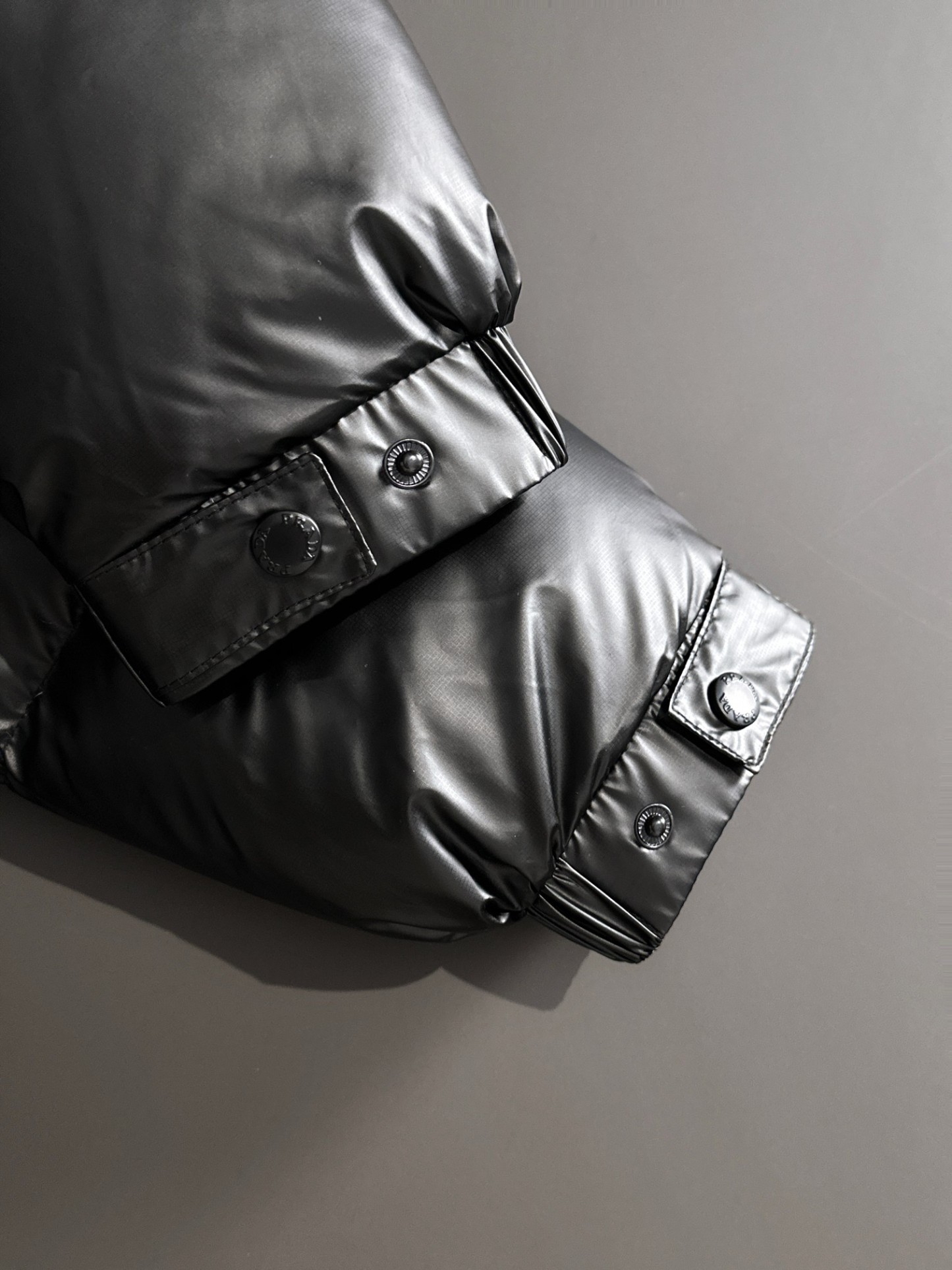 プラダ「Prada」人気爆発のファッション＆防寒ショートダウンジャケット