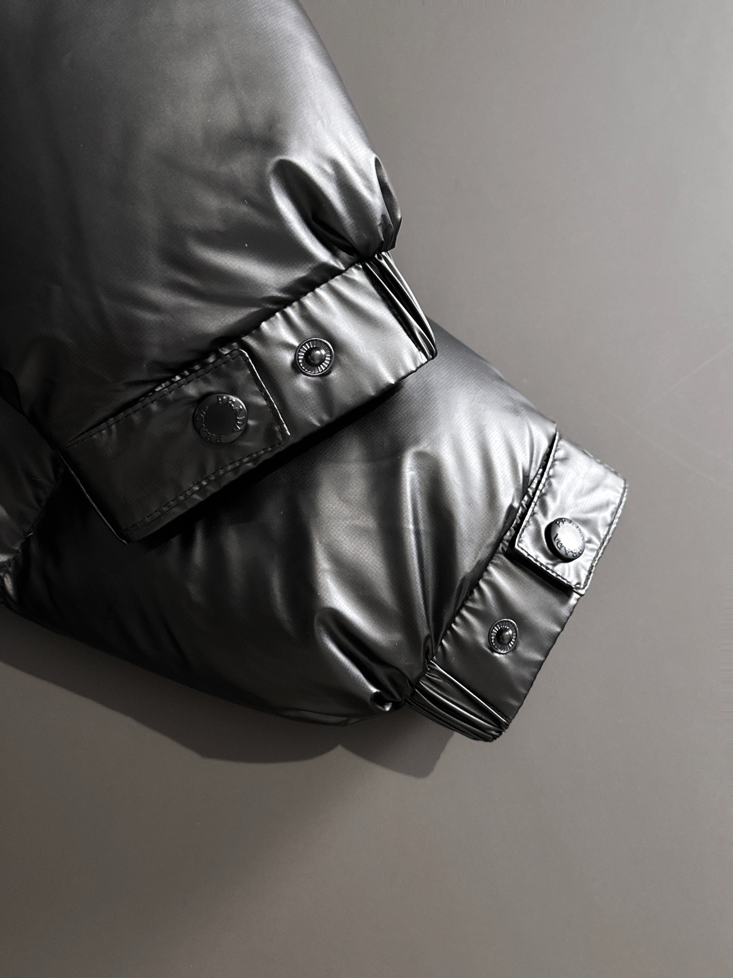 プラダ「Prada」人気爆発のファッション＆防寒ショートダウンジャケット