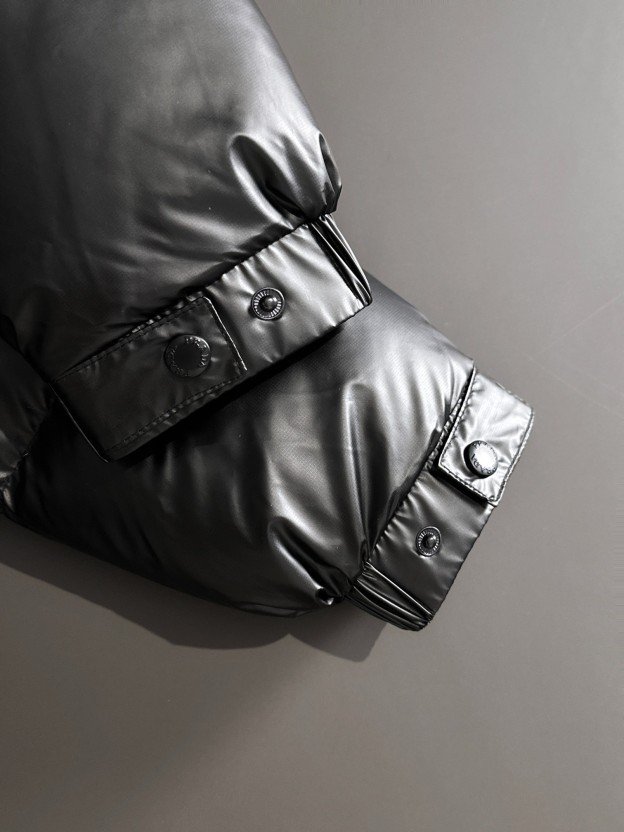 プラダ「Prada」人気爆発のファッション＆防寒ショートダウンジャケット