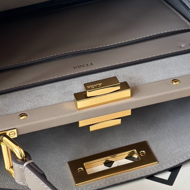 フェンディ「Fendi」PEEKABOO ミディアム ハンドバッグ