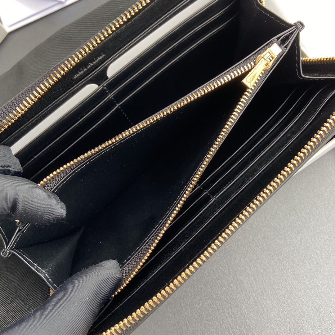 セリーヌ「Celine」ラージ ジップウォレット / トリオンフ キャンバス