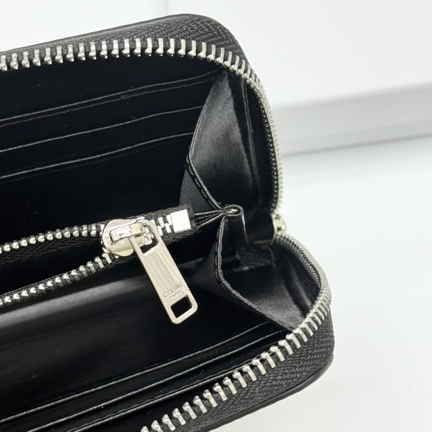 セリーヌ「Celine」TRIOMPHE CUIR ラージジップウォレット