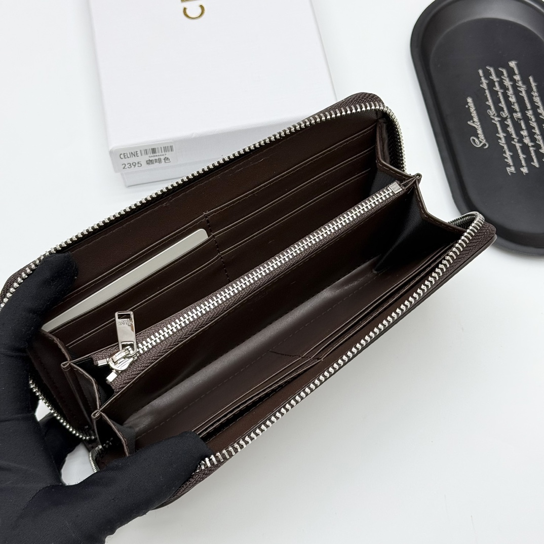 セリーヌ「Celine」TRIOMPHE CUIR ラージジップウォレット