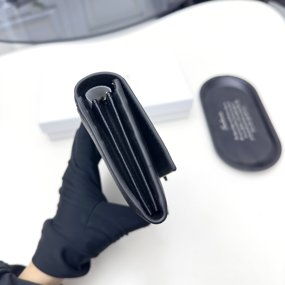 セリーヌ「Celine」TRIOMPHE CUIR ラージジップウォレット