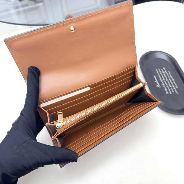 セリーヌ「Celine」TRIOMPHE CUIR ラージジップウォレット