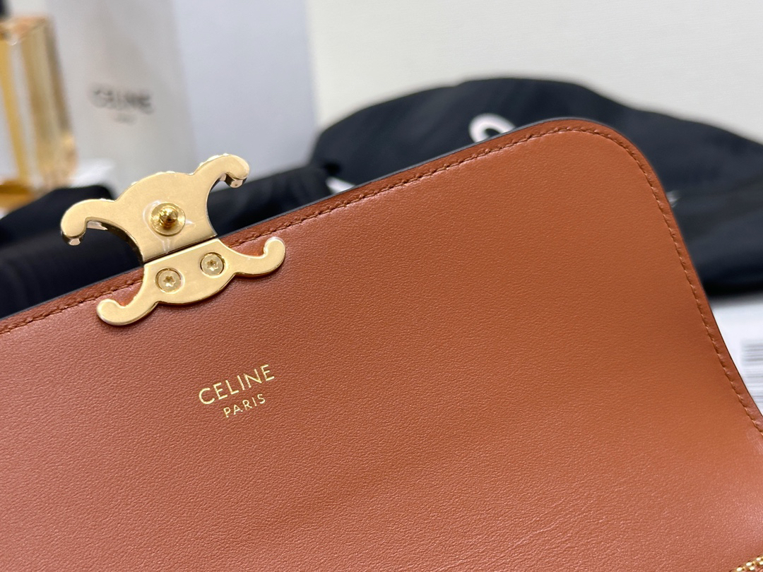 セリーヌ「Celine」TRIOMPHE CUIR ラージジップウォレット