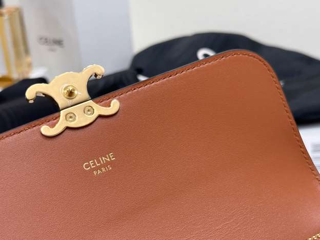 セリーヌ「Celine」TRIOMPHE CUIR ラージジップウォレット