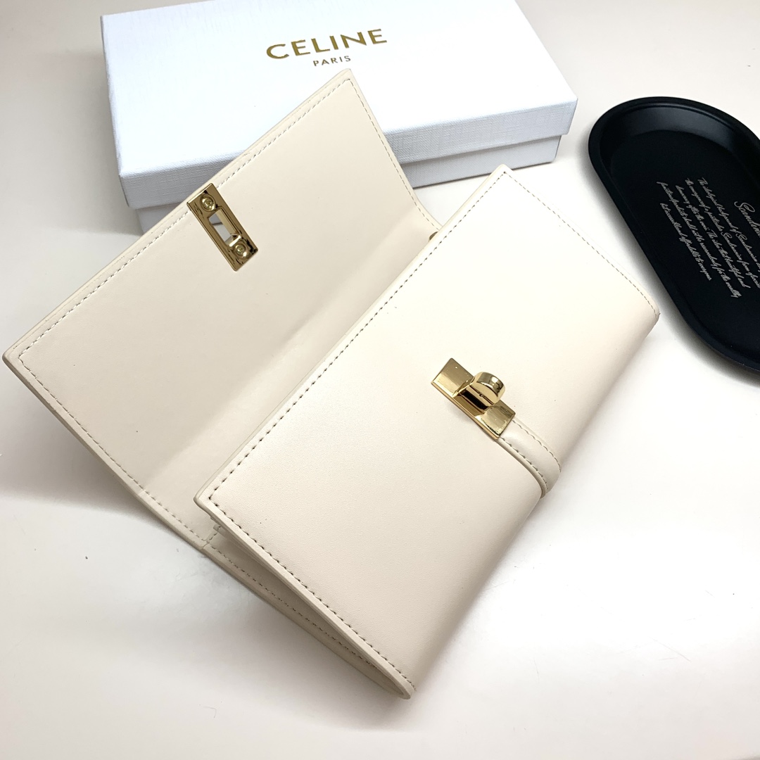 セリーヌ「Celine」TRIOMPHE CUIR ラージジップウォレット