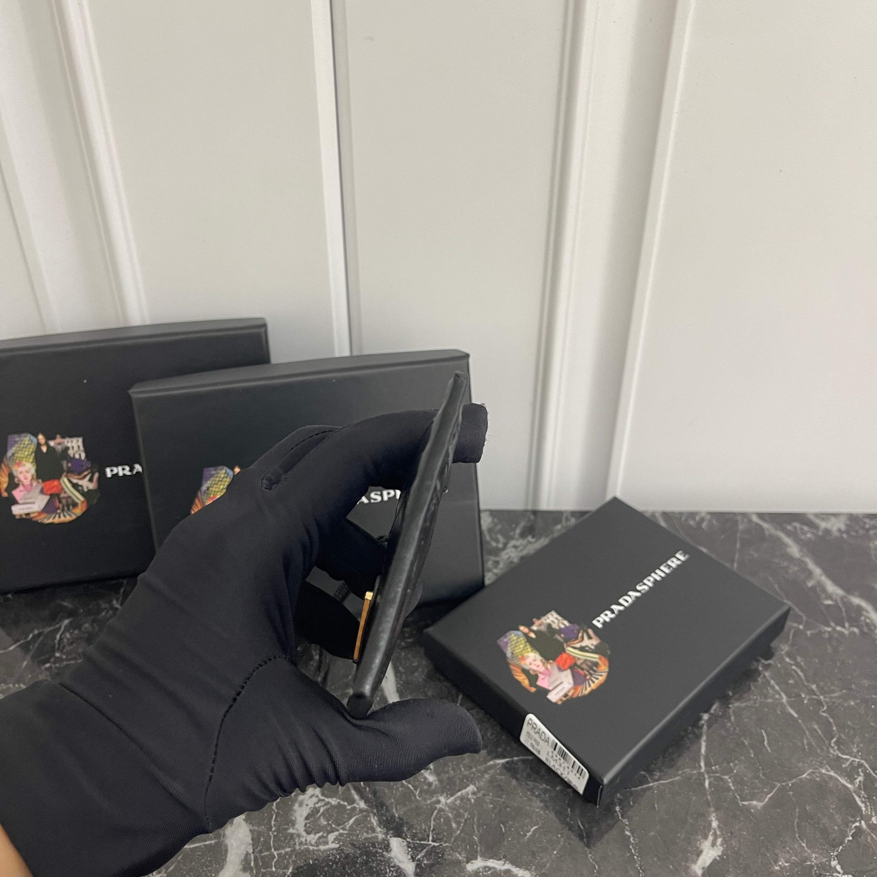 プラダ「Prada」レザーカルディケース