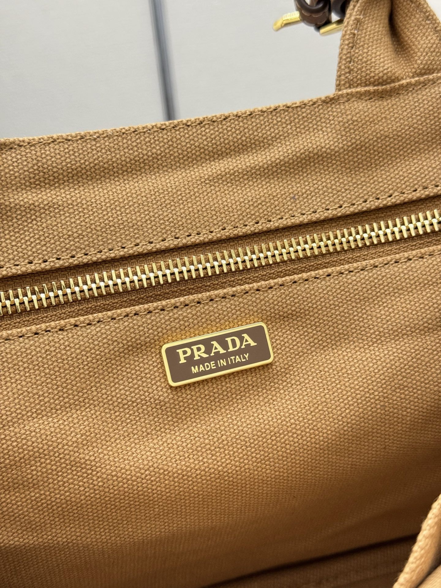 プラダ「Prada」ショルダーバッグ