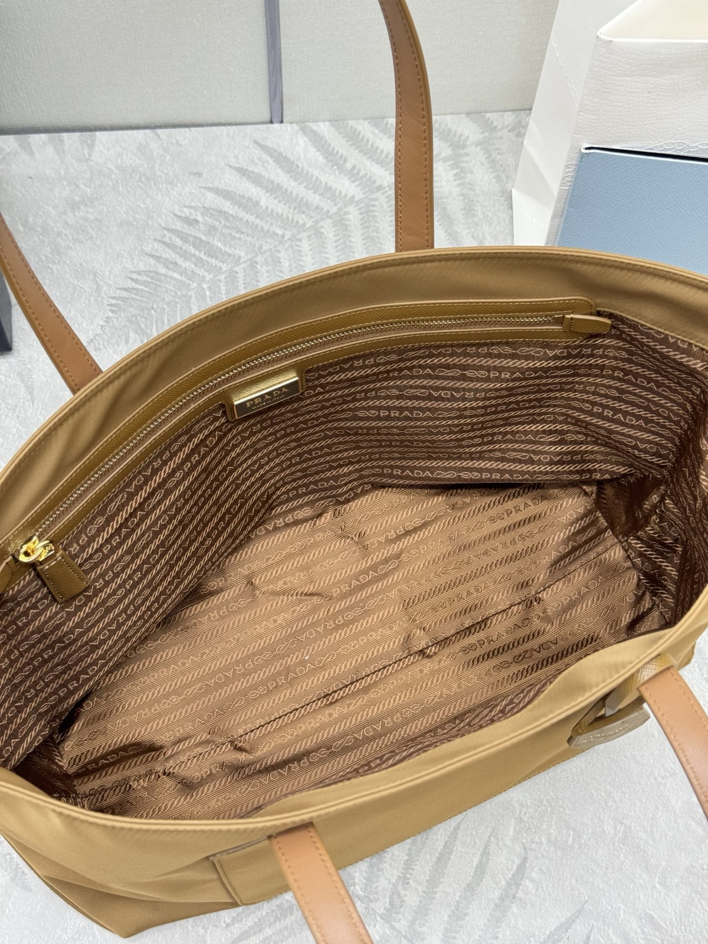 プラダ「Prada」リジェネレーテッドナイロントートバッグ